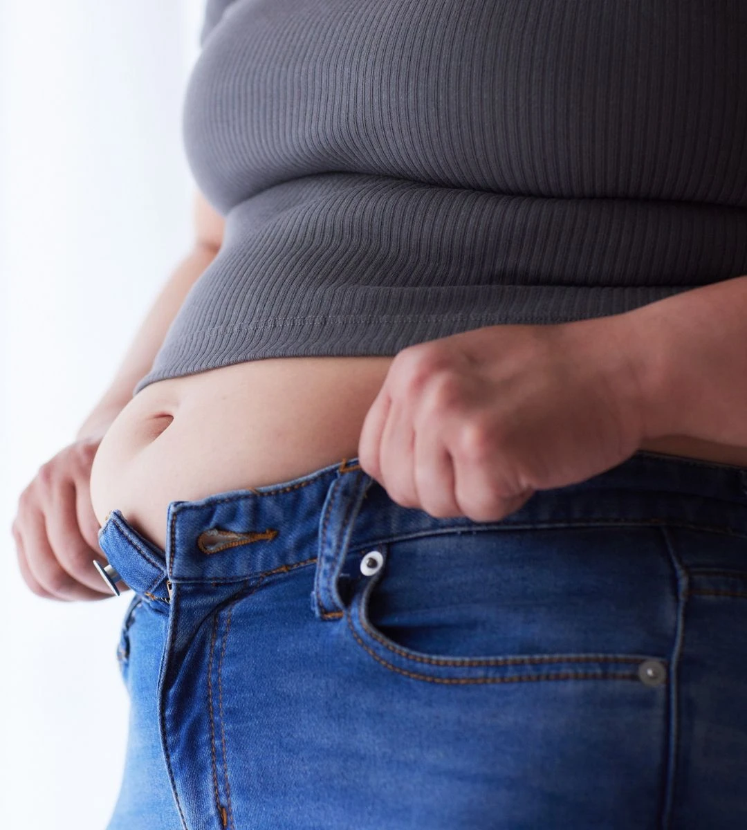 Wybór stroju na podróż samolotem Foto: osoba w za ciasnych dżinsach