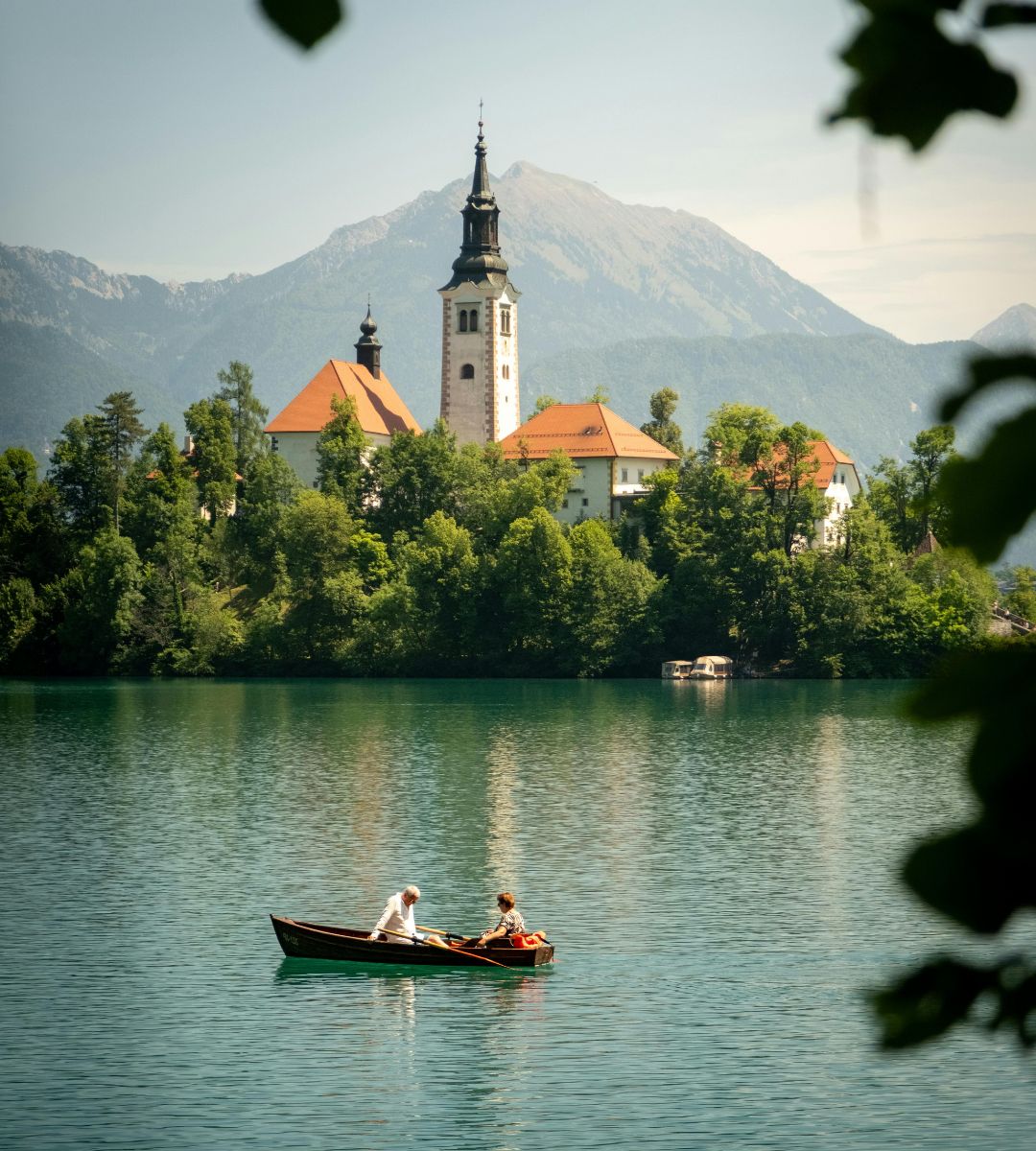Najlepsze kierunki wakacyjne dla osób 65+ w 2026 roku foto: jezioro Bled