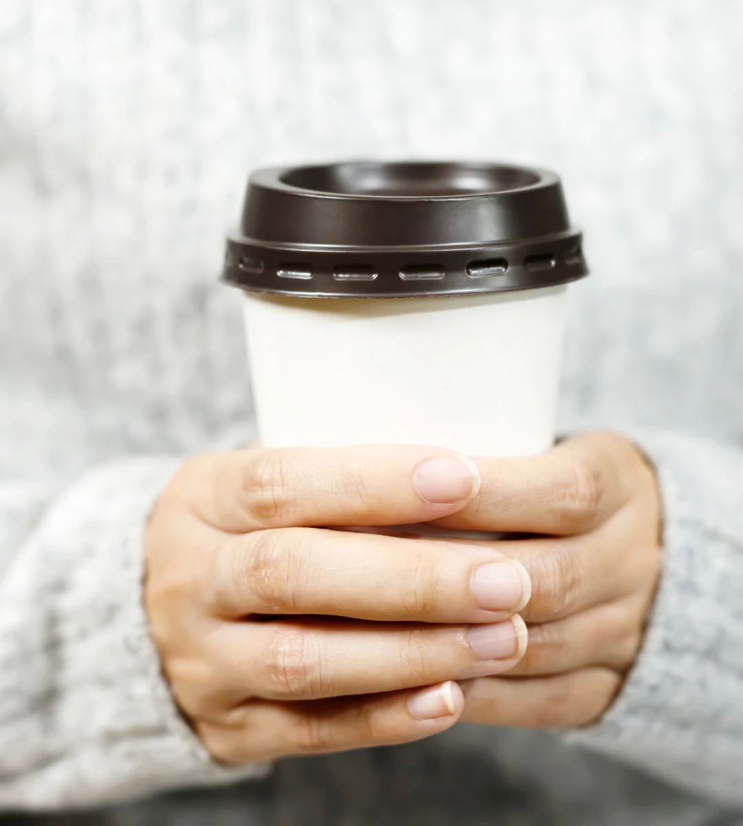 Zakaz jedzenia i napojów w samolotach  Foto: Kawa na wynos 