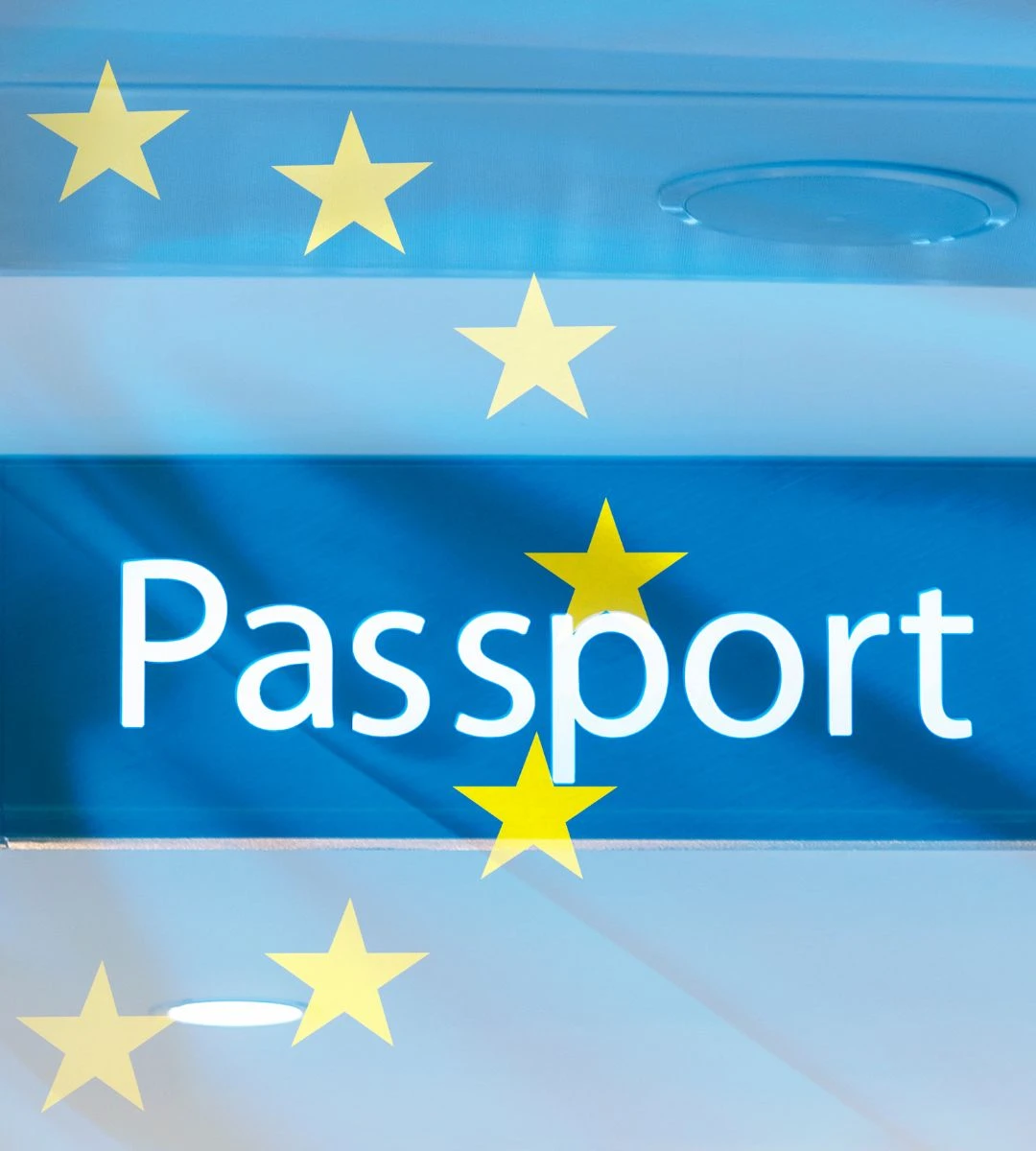 Nowe zasady dla turystów z Polski Foto: napis passport na niebieskim tle z żółtymi gwiazdami