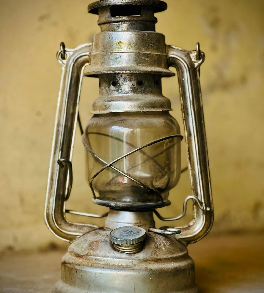 Stara lampa naftowa związana z działalnością Ignacego Łukasiewicza