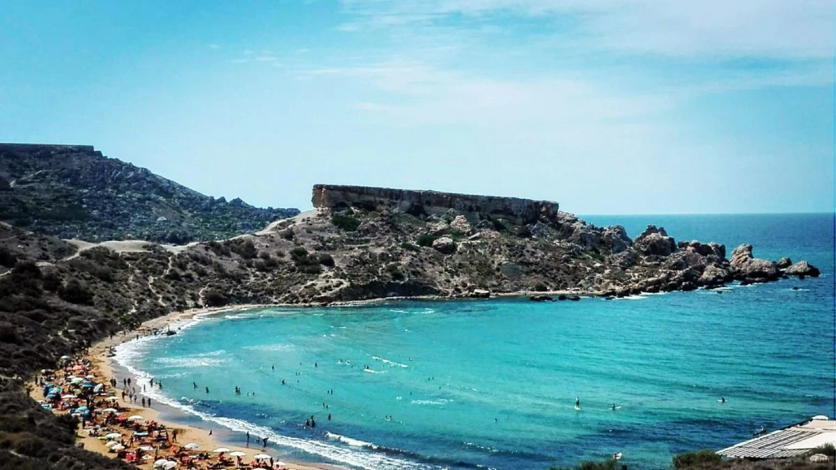 najpiękniejsza plaża według turystów Foto plaża Ghajn Tuffieha na Malcie