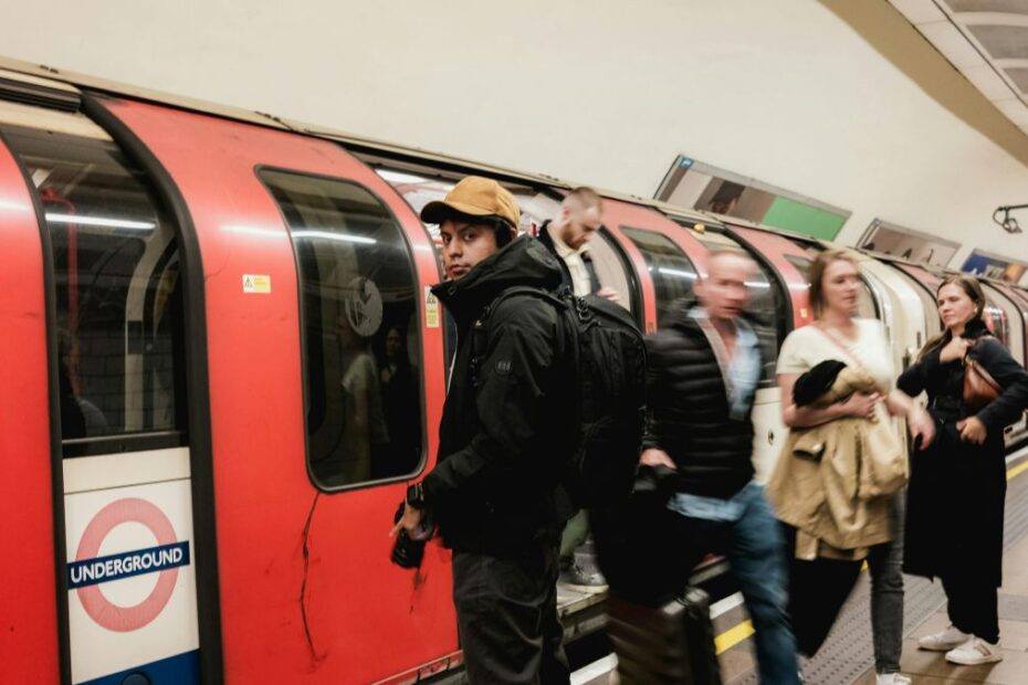 Nowe zasady dla dojeżdżających do pracy Foto: pasażerowie w londyńskim metrze