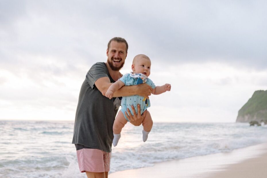 Ojcostwo zmienia męski mózg Foto: ojciec z dzieckiem na rękach