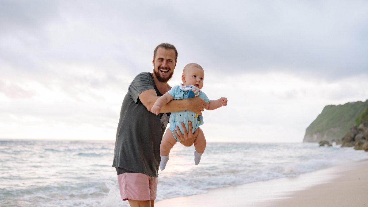 Ojcostwo zmienia męski mózg Foto: ojciec z dzieckiem na rękach