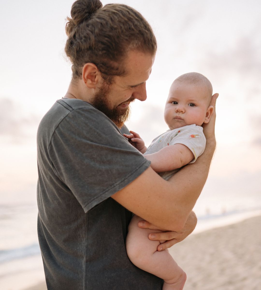 Ojcostwo zmienia męski mózg Foto: ojciec z dzieckiem na rękach