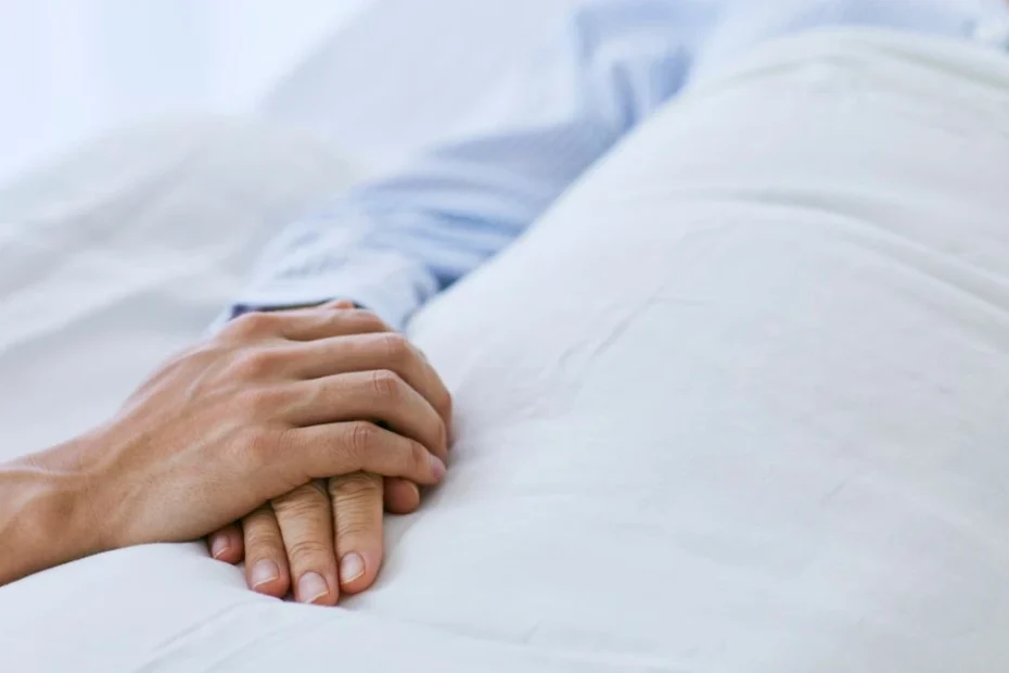 Zmiana osobowości okazała się objawem śmiertelnej choroby Foto: osoba trzymająca dłoń chorego
