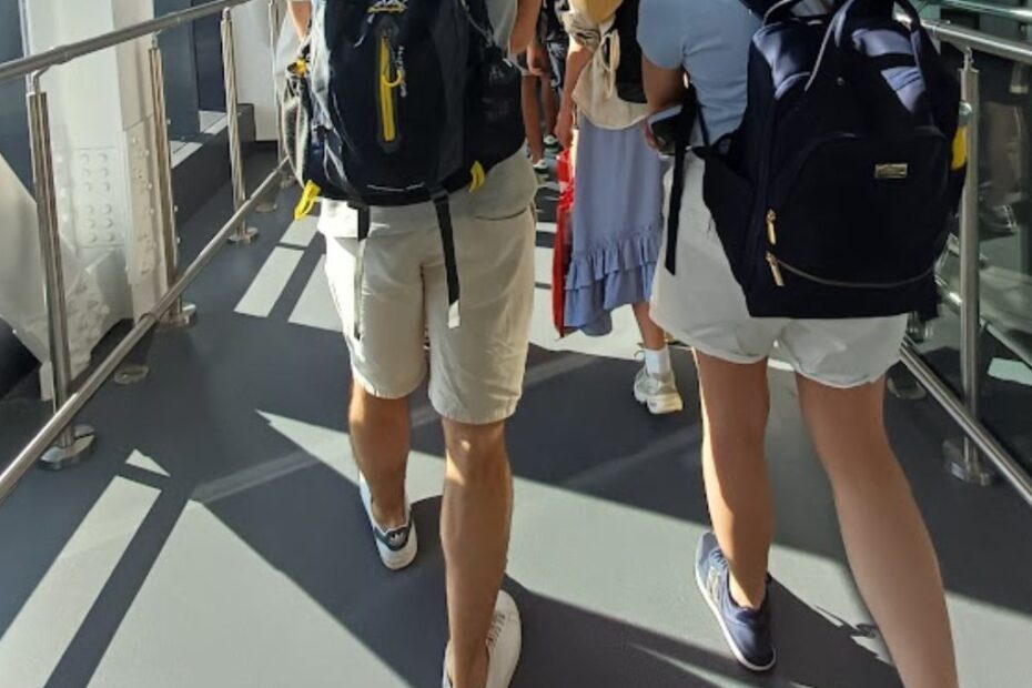 Wybór stroju na podróż samolotem Foto: pasażerowie wsiadający do samolotu