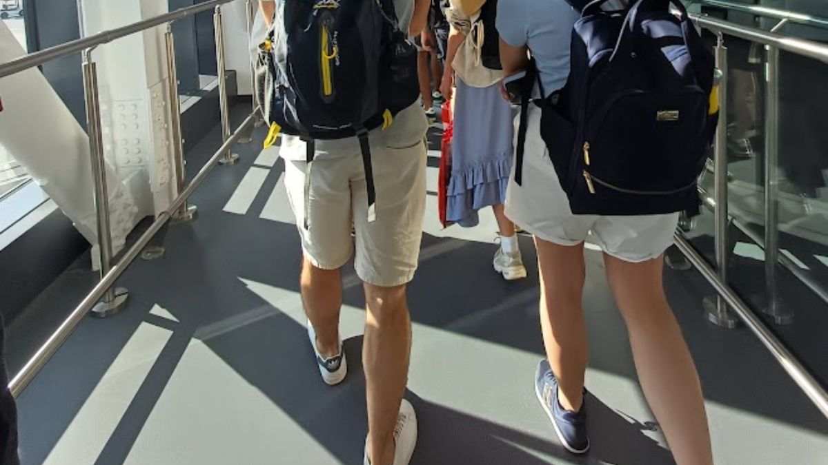 Wybór stroju na podróż samolotem Foto: pasażerowie wsiadający do samolotu