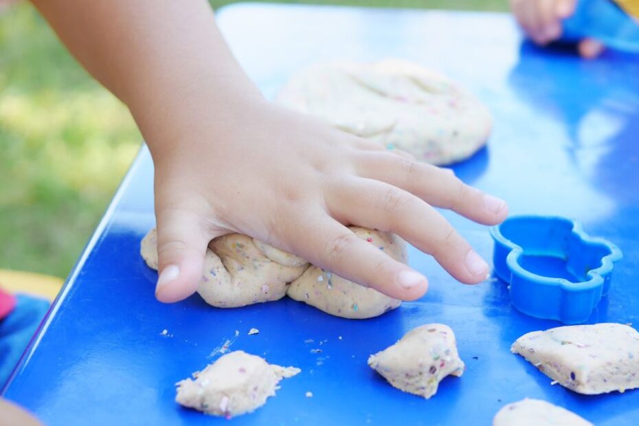 Azbest wykryty w zabawkach Foto: dziecko bawiące się masą paly dough