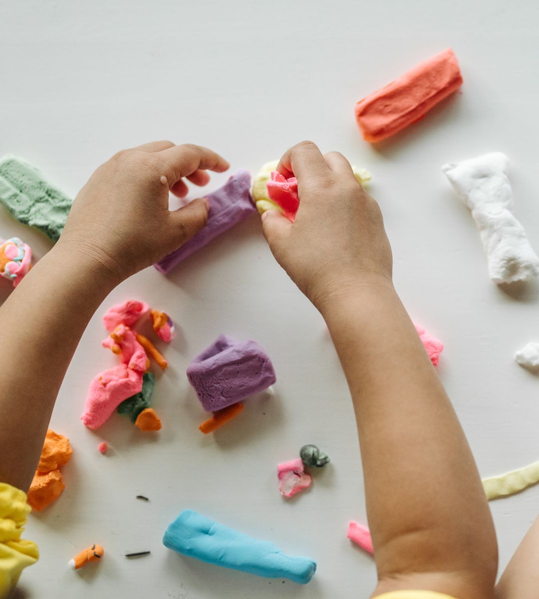 Azbest wykryty w zabawkach Foto: dziecko bawiące się masą paly dough