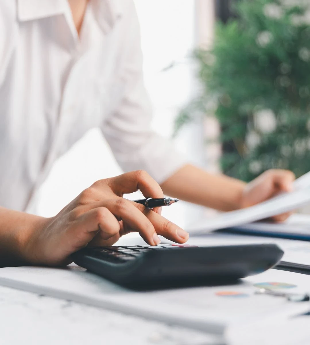 nowe zasady dotyczące programu Motability Foto: osoba wykonująca obliczenia na kalkulatorze
