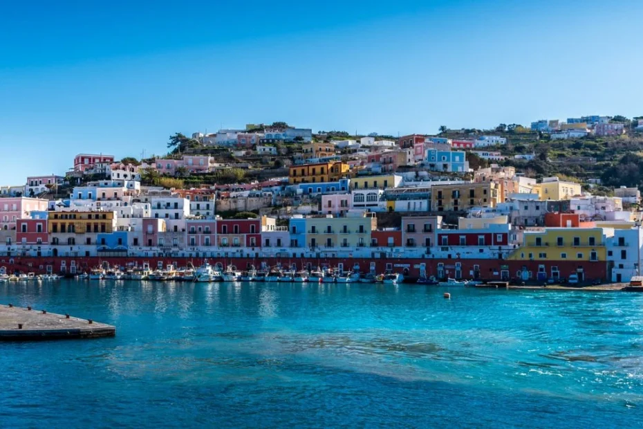 Włoskie wyspy bez tłumów niedaleko Rzymu Foto: Wybrzeże wyspy Ponza