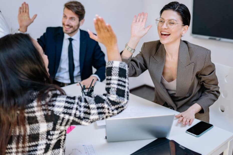 Trzydniowy tydzień pracy w Wielkiej Brytanii Foto: zadowoleni pracownicy biurowi