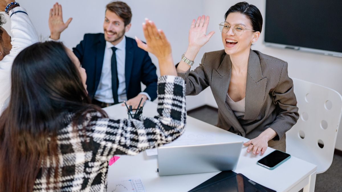 Trzydniowy tydzień pracy w Wielkiej Brytanii Foto: zadowoleni pracownicy biurowi