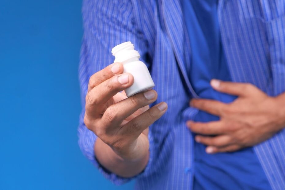 Domowy test śliny może wykryć wczesne objawy raka żołądka Foto: osoba trzymająca się za brzuch