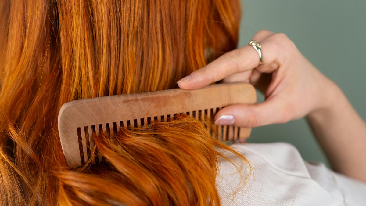 Osoby o rudych włosach mają silniejsze geny Foto: kobieta czesze rude włosy