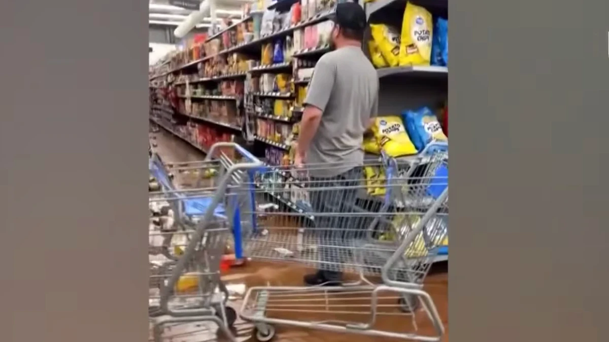 Zdemolowane półki w sklepie po trzęsieniu ziemi o sile 5,7 w Nevadzie