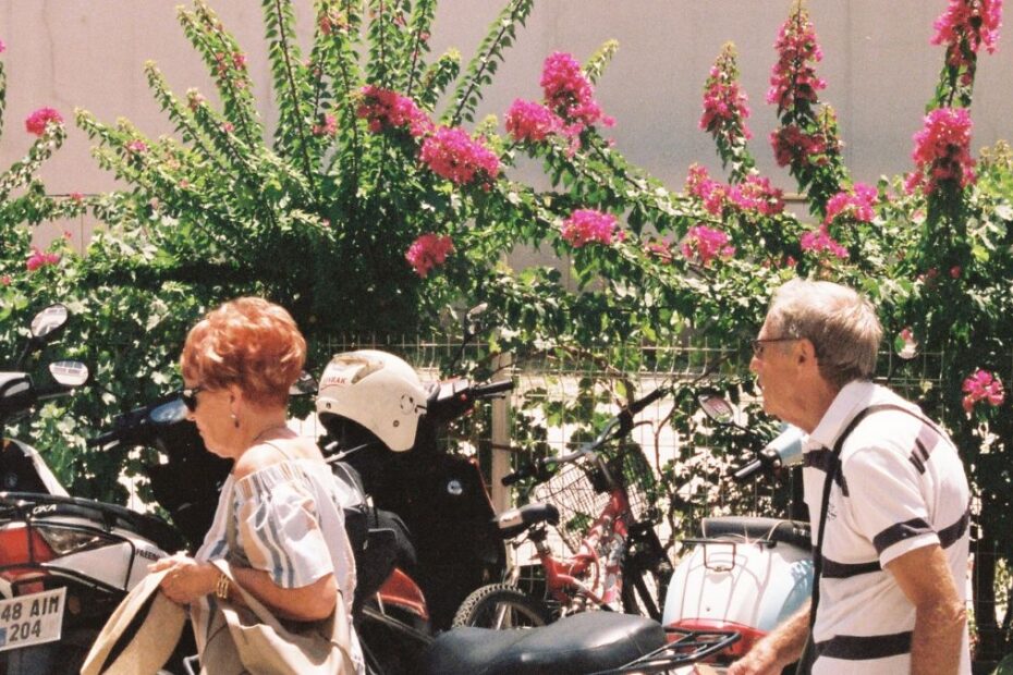 Najlepsze kierunki wakacyjne dla osób 65+ w 2026 roku Foto: emeryci na urlopie