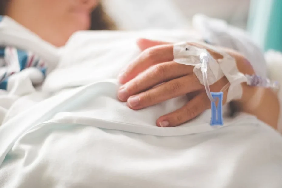 23-latka zmarła po przedawkowaniu paracetamolu Foto: Kobieta na szpitalnym łóżku