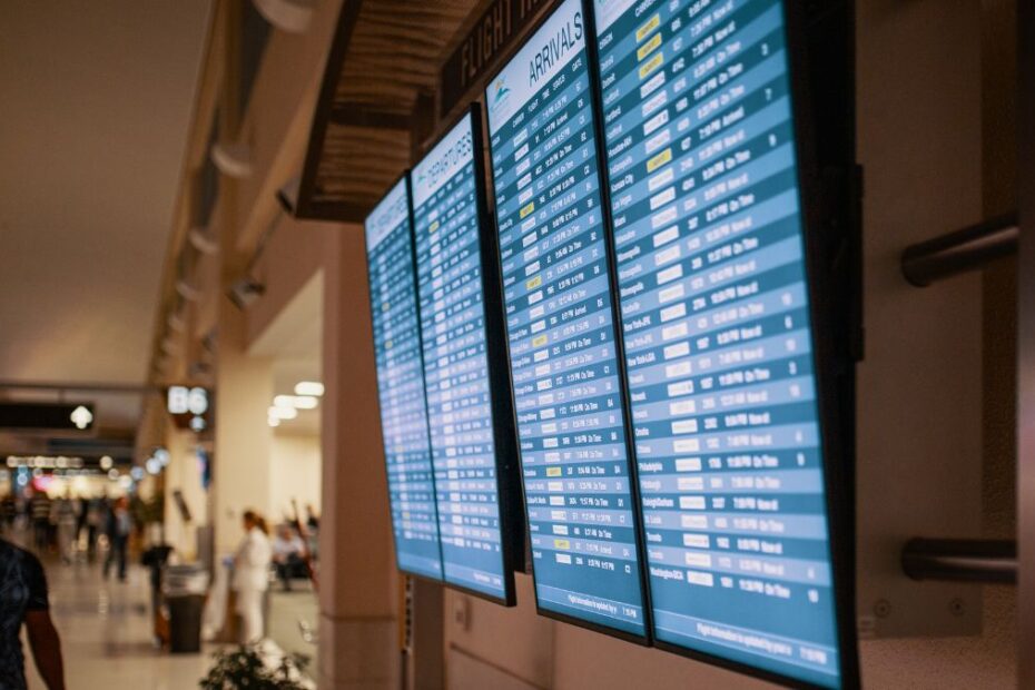 lot odwołany z powodu braku paliwa Foto: tablica odlotów na lotnisku