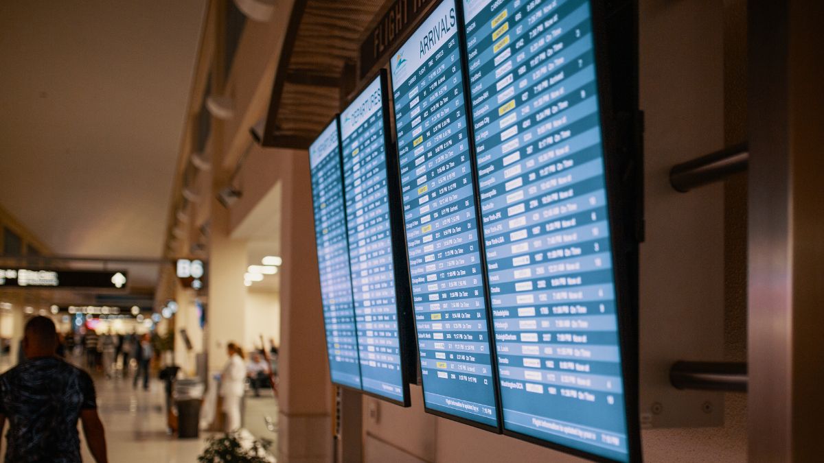 lot odwołany z powodu braku paliwa Foto: tablica odlotów na lotnisku