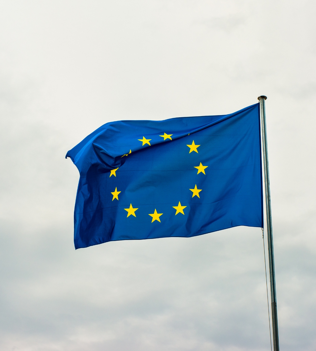 trump uderza w nato zdjecie flaga unii europejskiej