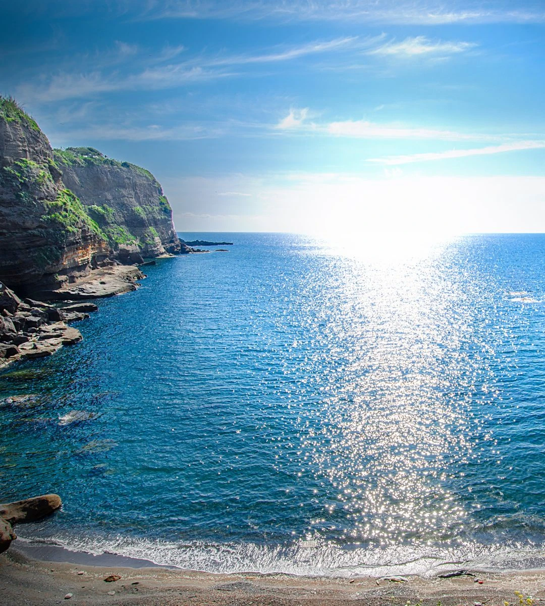 Włoskie wyspy bez tłumów niedaleko Rzymu Foto: Dzika plaża na wyspie Ventotene 