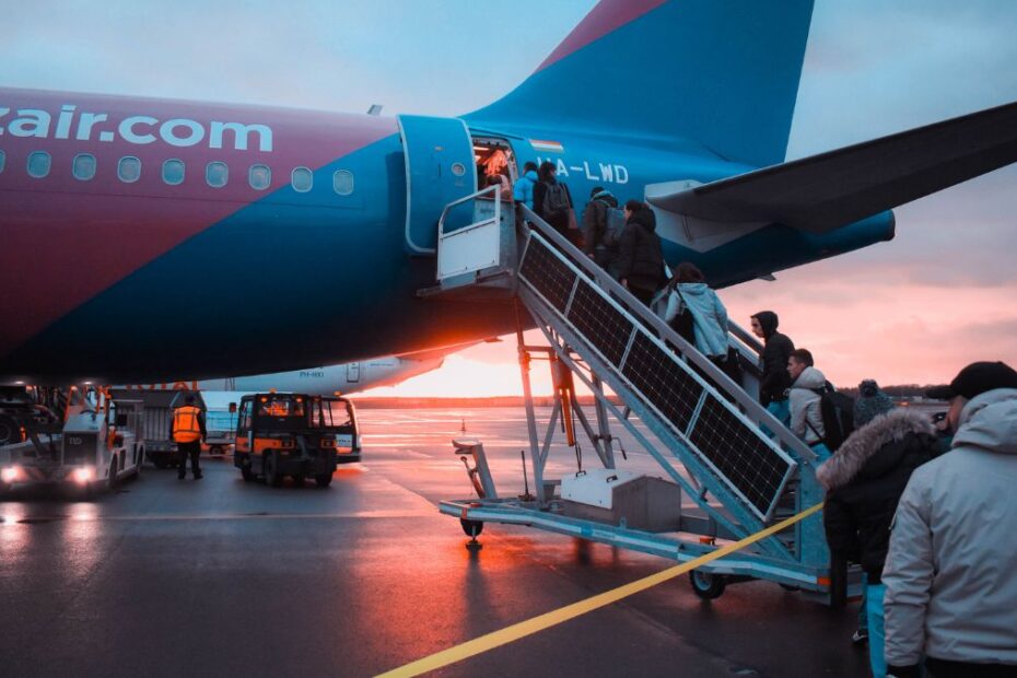 Najczęstsze powody odmowy wejścia na pokład Foto: pasażerowie wsiadający do samolotu