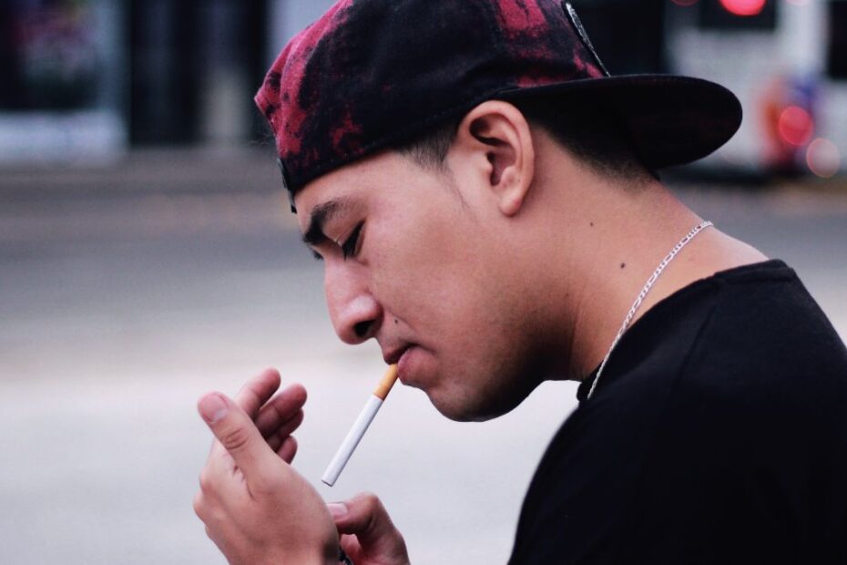 Koniec papierosów dla młodych w UK Foto: młody mężczyzna z papierosem