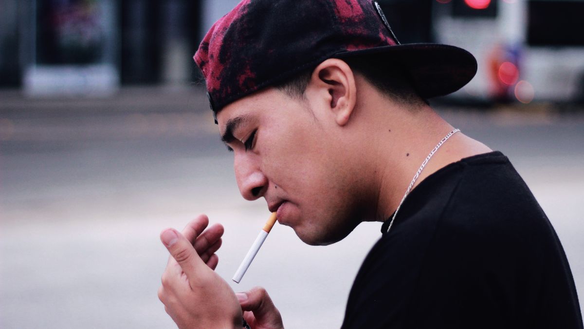 Koniec papierosów dla młodych w UK Foto: młody mężczyzna z papierosem