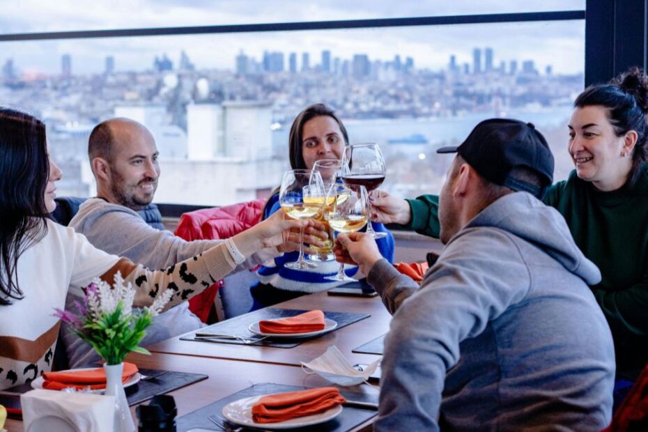 Alkohol jako przyczyna nowotworów Foto: osoby w restauracji pijące wino