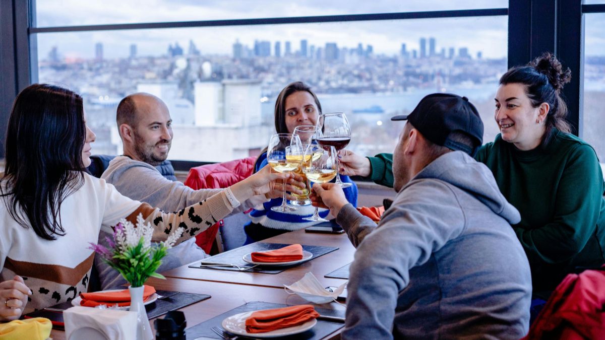 Alkohol jako przyczyna nowotworów Foto: osoby w restauracji pijące wino