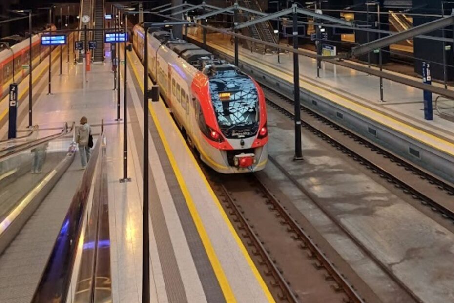Kiedy będzie pociąg na lotnisko w Modlinie Foto: pociąg na stacji