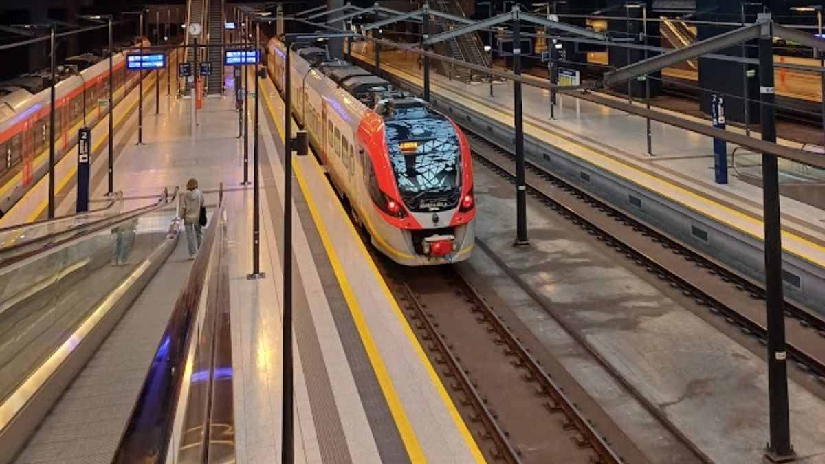 Kiedy będzie pociąg na lotnisko w Modlinie Foto: pociąg na stacji