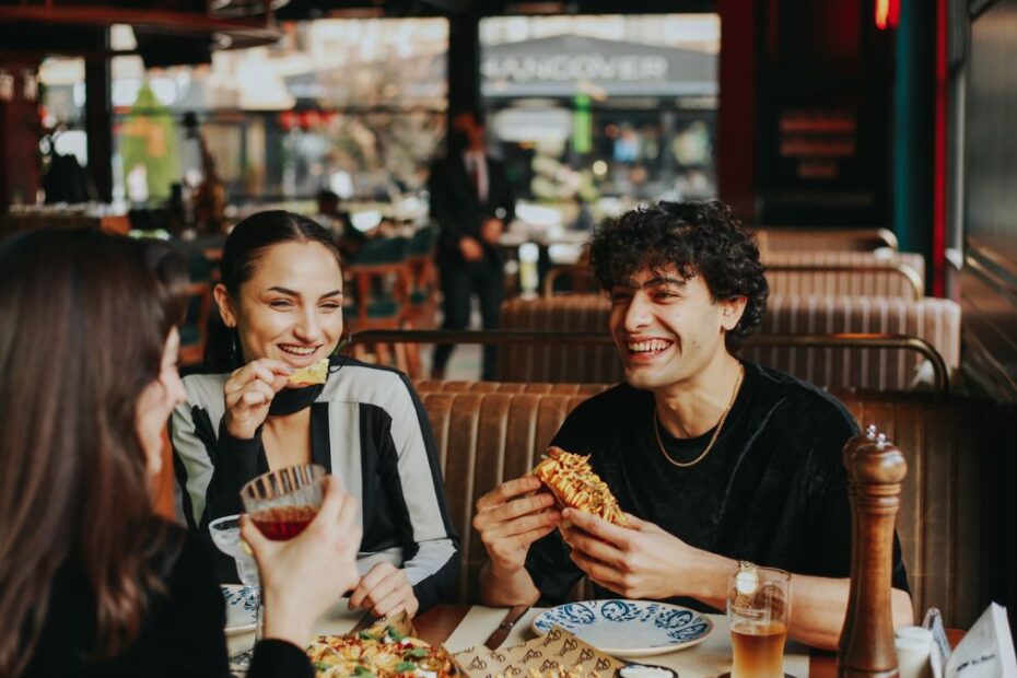 Popularny napój powiązany z nowotworami Foto: młode osoby w restauracji