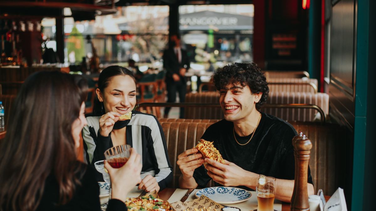 Popularny napój powiązany z nowotworami Foto: młode osoby w restauracji