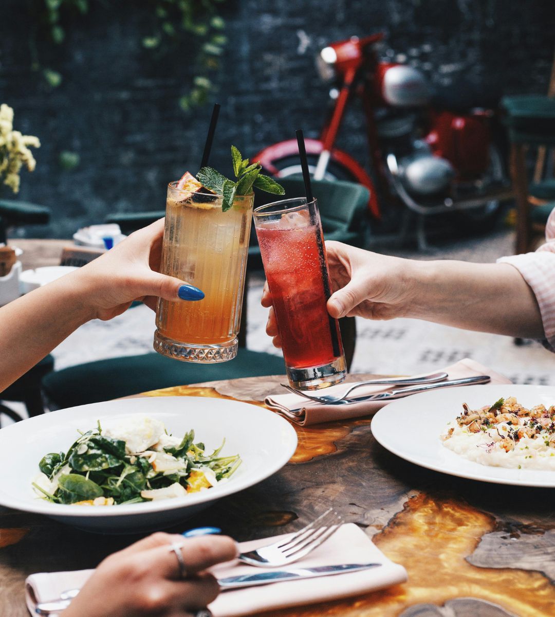 Popularny napój powiązany z nowotworami Foto: młode osoby w restauracji