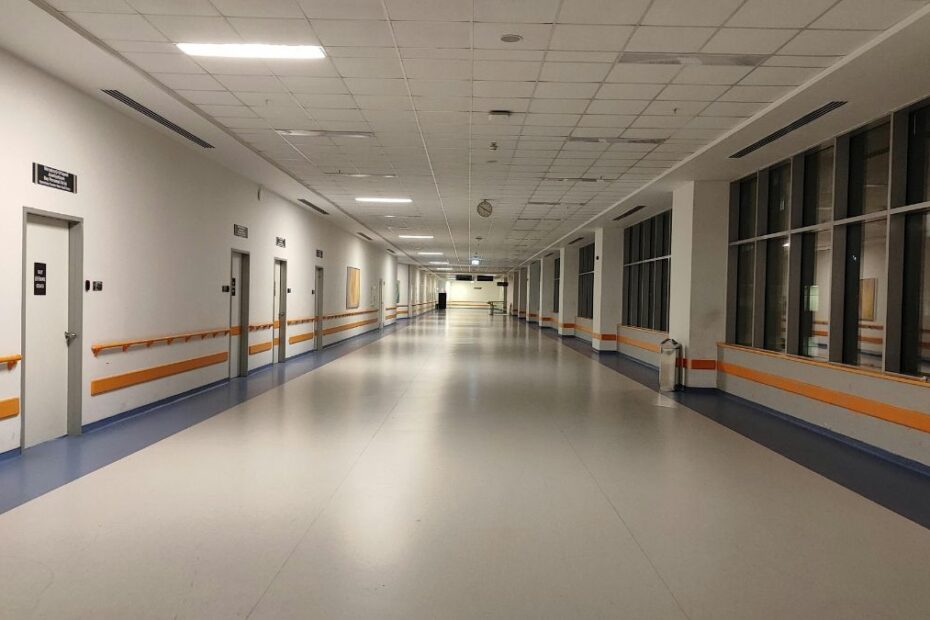 groźne bakterie odporne na antybiotyki Foto: korytarz szpitalny