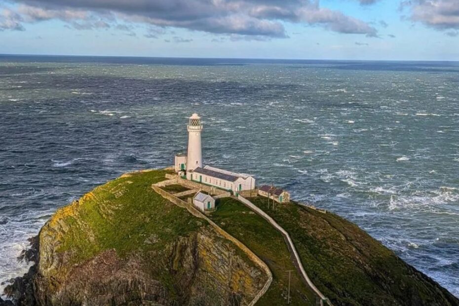 wyspa Anglesey w Walii Foto: latarnia morska na wyspie