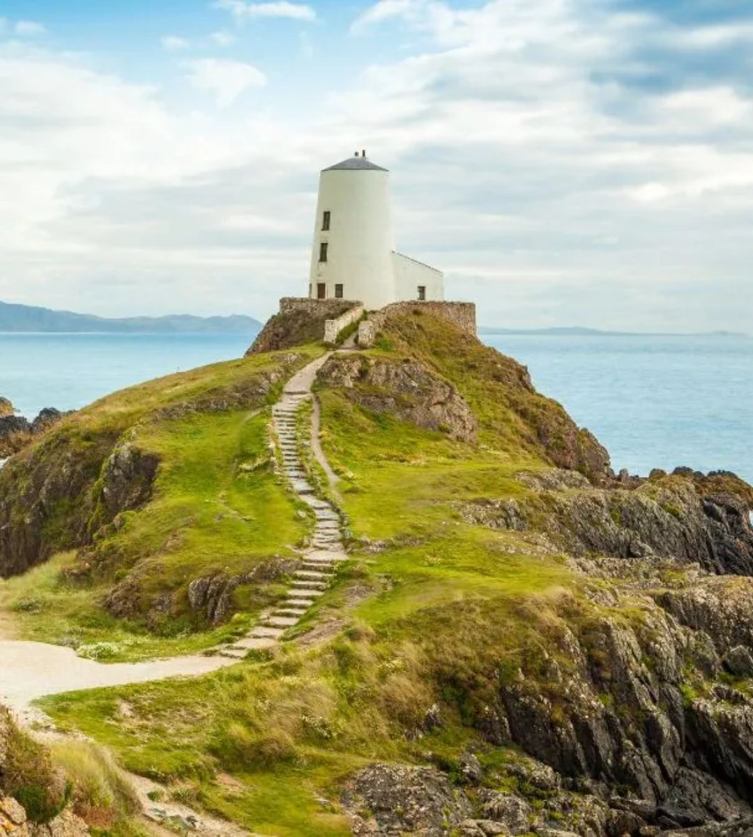 wyspa Anglesey w Walii Foto: latarnia morska na wyspie