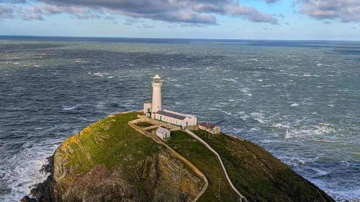 wyspa Anglesey w Walii Foto: latarnia morska na wyspie