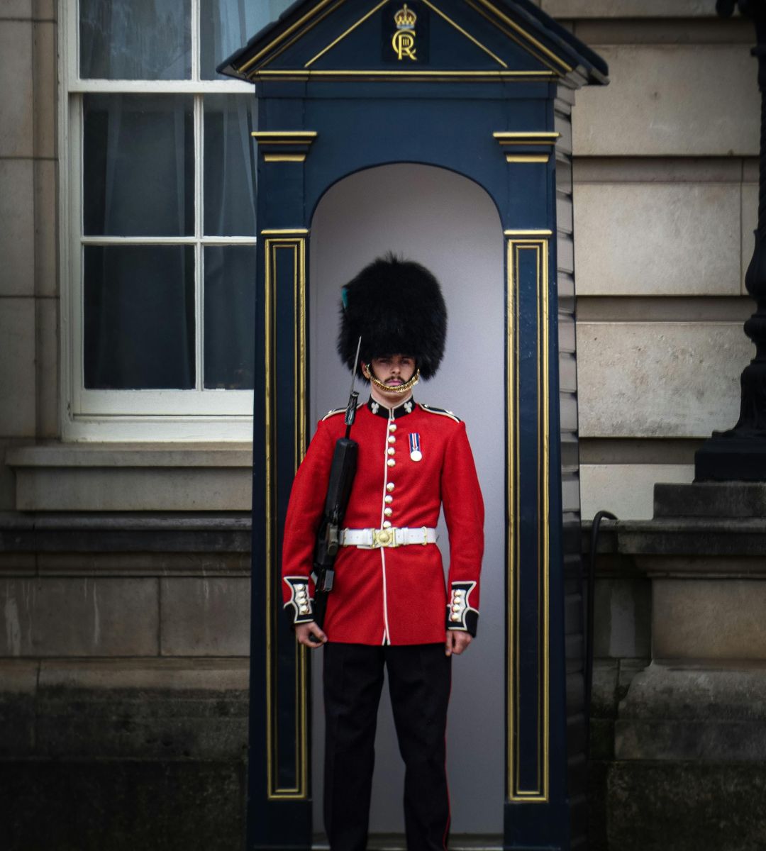 Pałac Buckingham nie jest najważniejszą królewską rezydencją Foto: Wartownik przed Pałacem Buckingham 