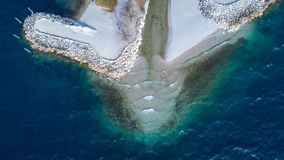 najpiękniejsze sekretne plaże Europy Foto: biała plaża