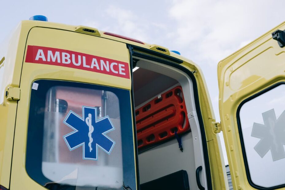 Trzyosobowa rodzina zginęła po upadku z 36. piętra wieżowca Foto: ambulans
