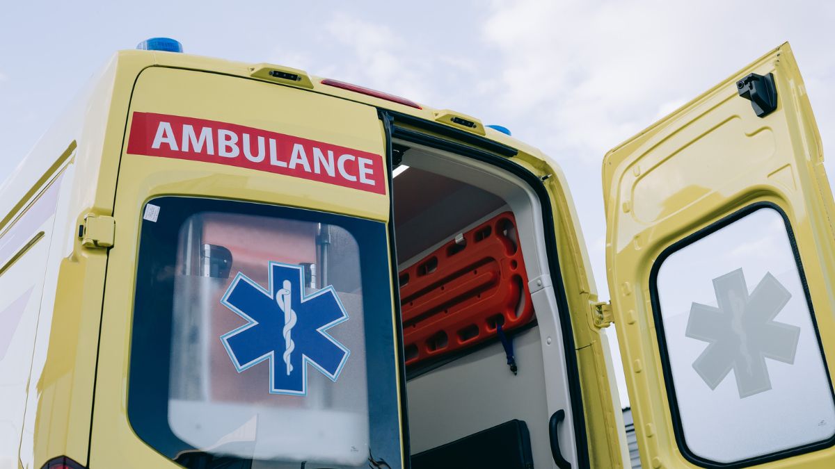 Trzyosobowa rodzina zginęła po upadku z 36. piętra wieżowca Foto: ambulans