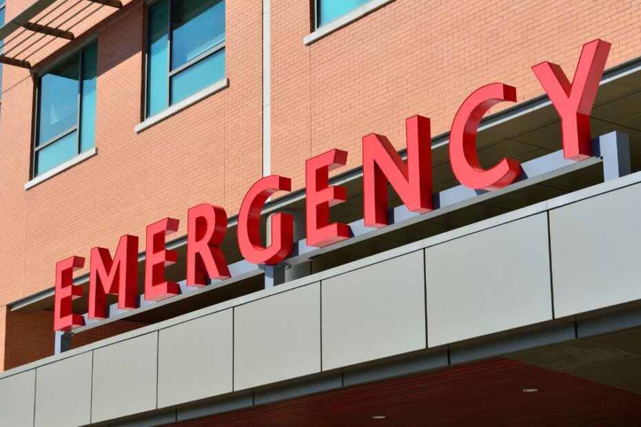kolejki na SOR-ach w Anglii Foto: napis emergency na ścianie szpitala