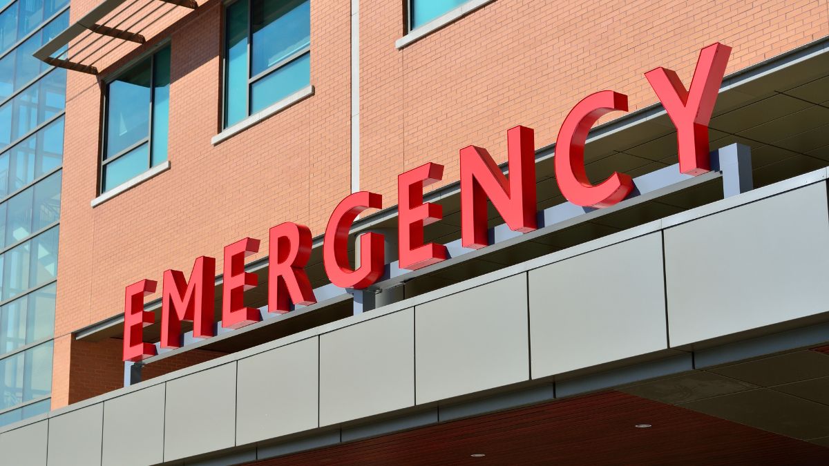 kolejki na SOR-ach w Anglii Foto: napis emergency na ścianie szpitala