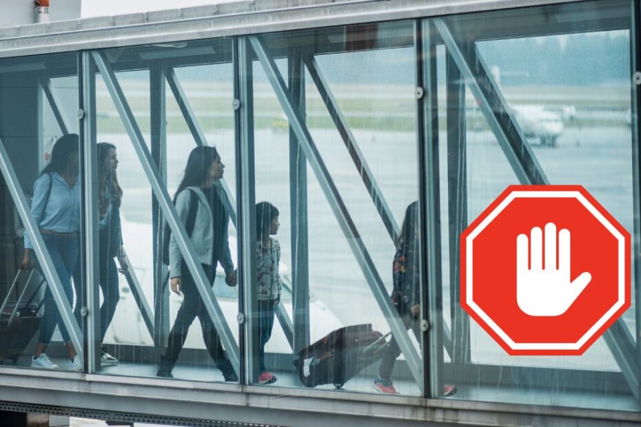 Nie wpuszczono jej do samolotu przez strój Foto: pasażerowie wsiadający przez rękaw na lotnisku