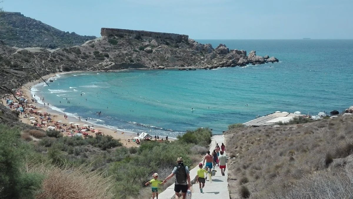 najpiękniejsza plaża według turystów Foto plaża Ghajn Tuffieha na Malcie